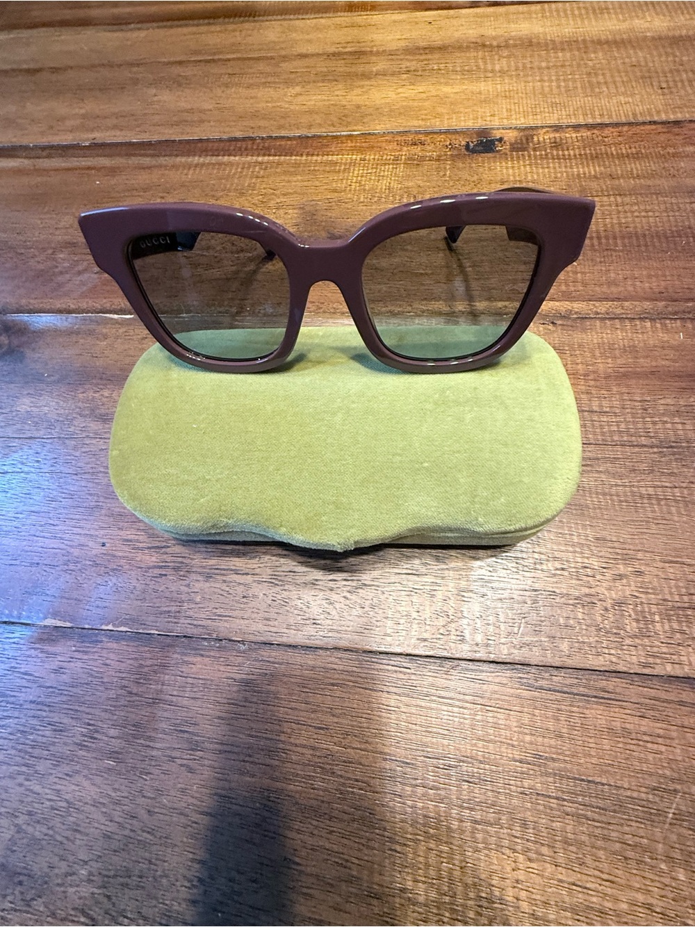 Women’s Gucci Cat-Eye Sunglasses in Plum